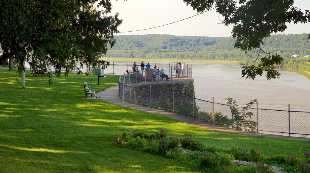 Eagle Point Park fasiliteter samt landskap, hage og elv eller bekk