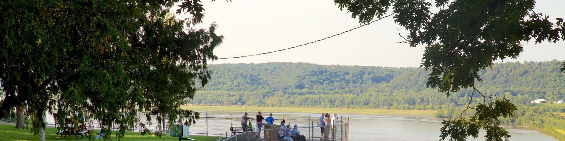 Eagle Point Park ofreciendo un río o arroyo, vistas y un jardín