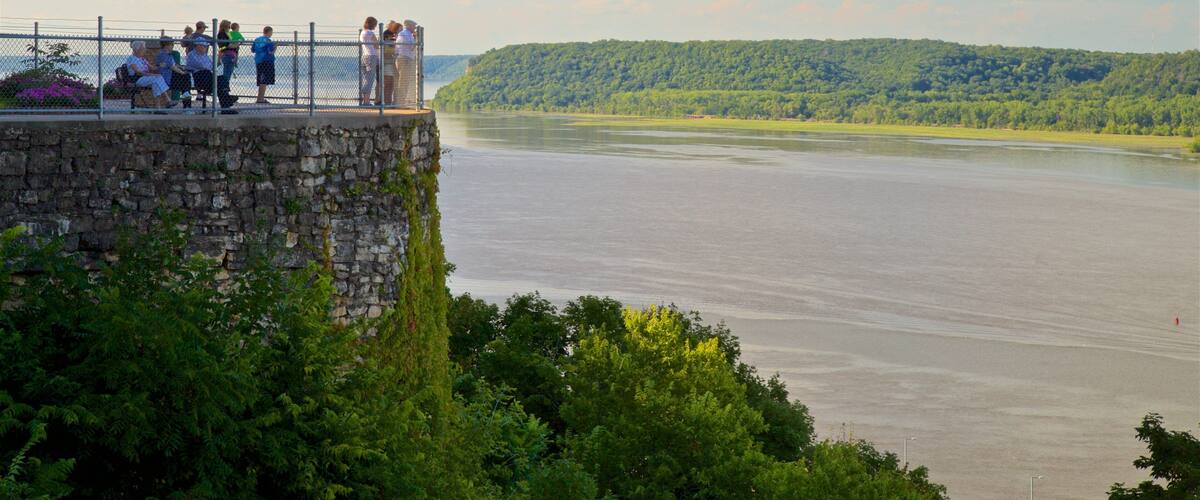 鷹岬公園 设有 山水美景, 河流或小溪 和 景觀