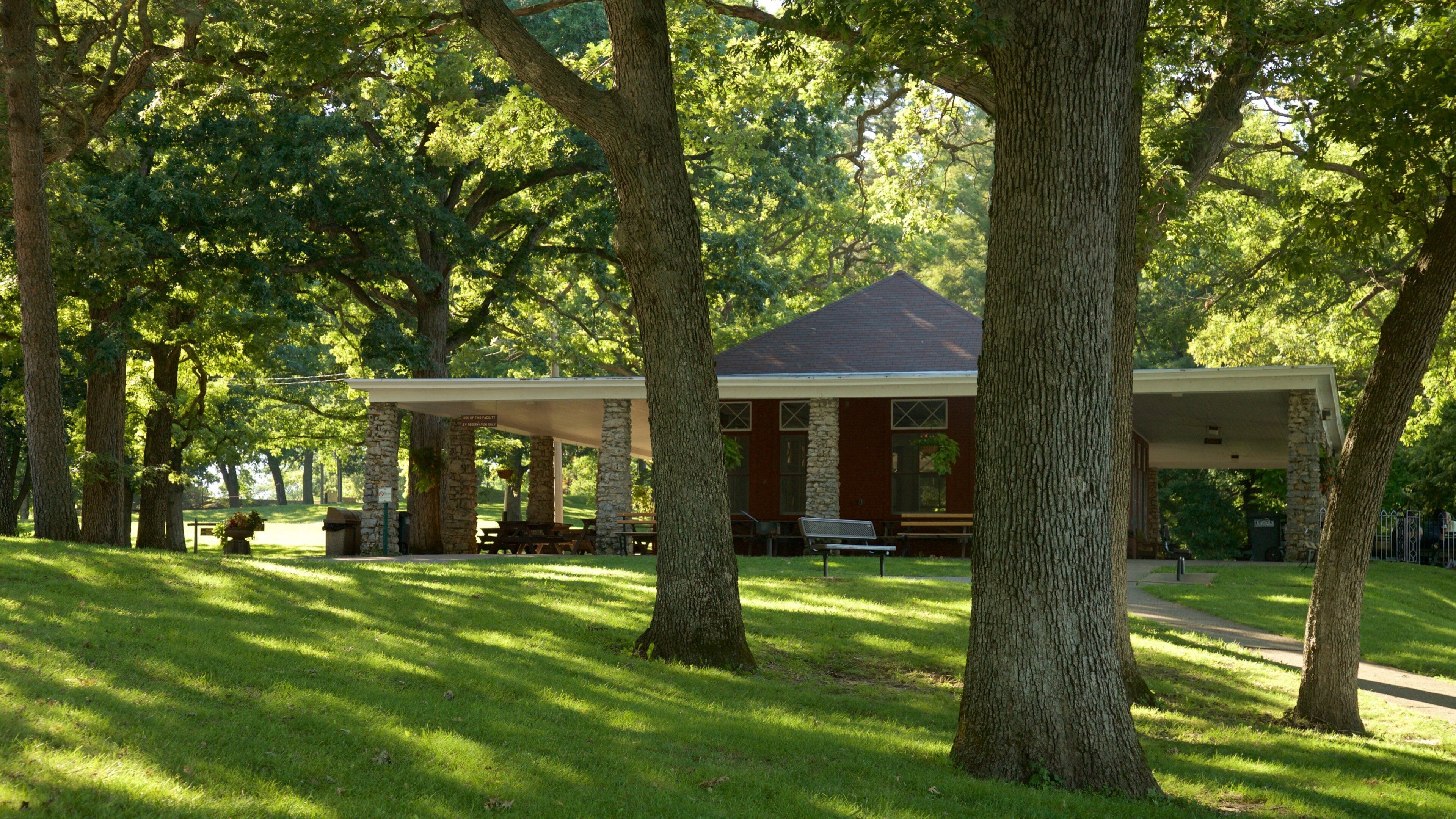 สวนสาธารณะอีเกิ้ลพอยต์ เนื้อเรื  ่องที่ สวน และ บ้าน