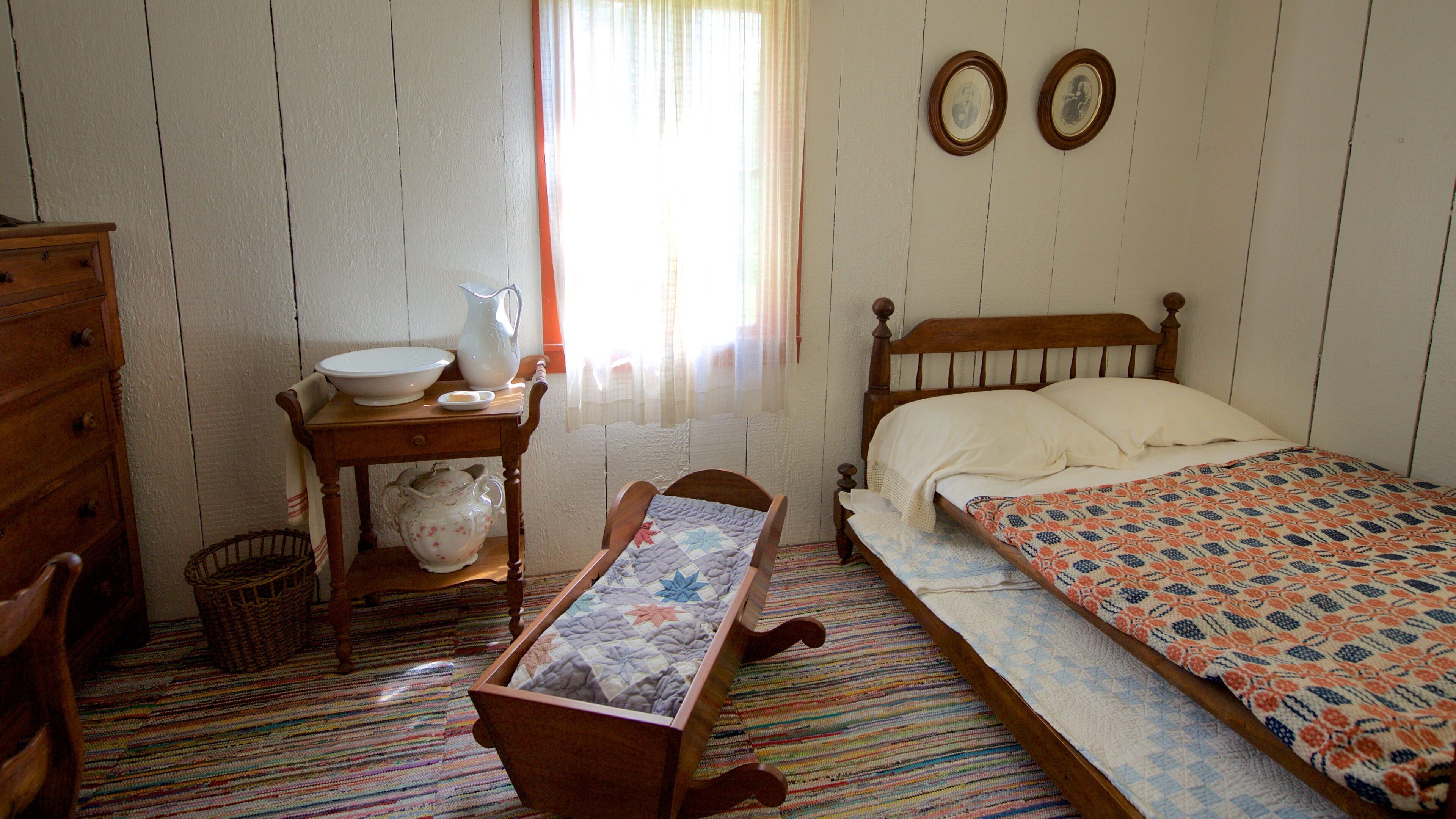 Herbert Hoover National Historic Site welches beinhaltet Geschichtliches, Innenansichten und Haus