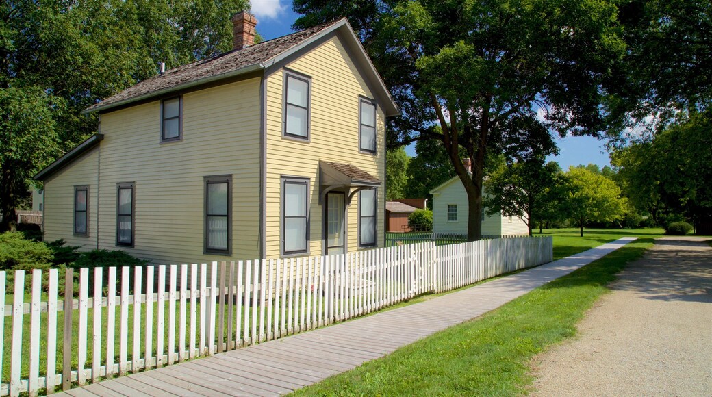 Site historique national Herbert Hoover mettant en vedette petite ville ou village et maison