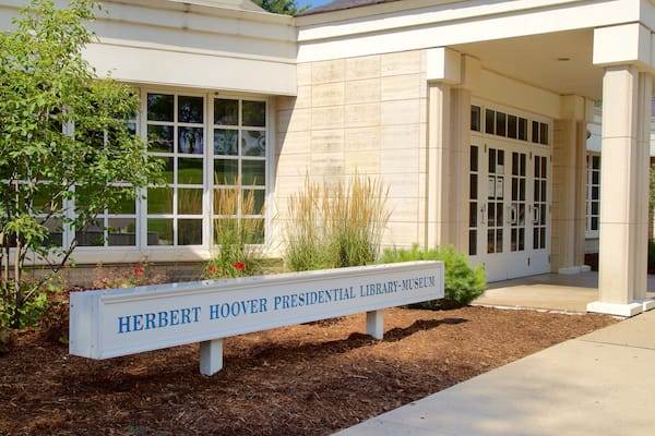 Un bâtiment sur lequel on peut lire l’inscription « Bibliothèque-musée présidentielle Herbert Hoover ».
