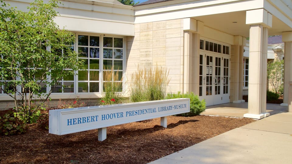 A building with a sign reading "Herbert Hoover Presidential Library-Museum" in front.
