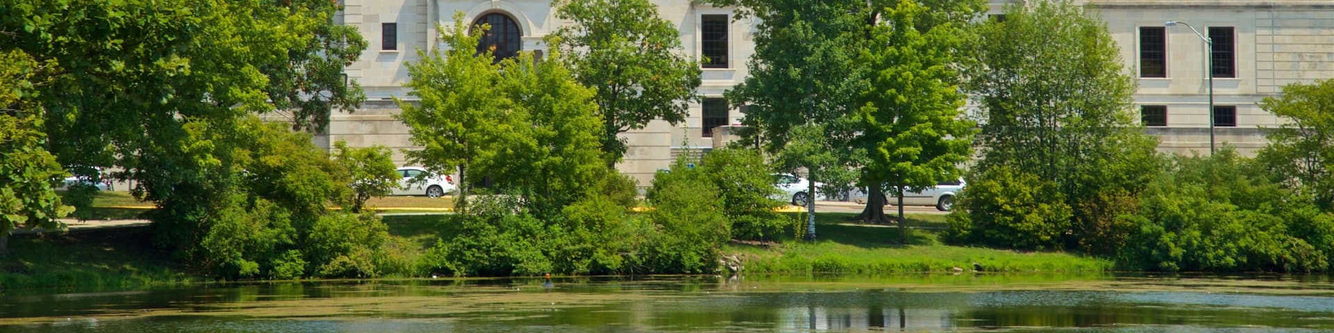 Iowa State University som viser historiske bygningsværker og en sø eller et vandhul