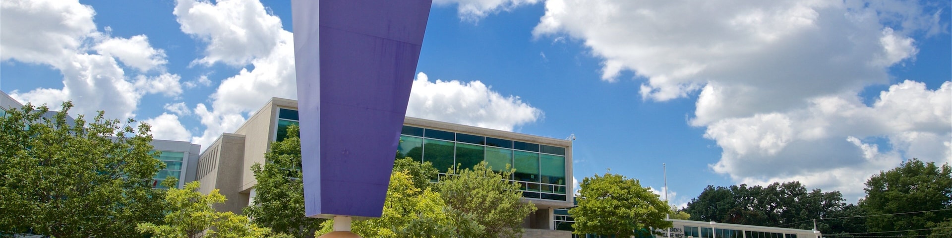 Putnam Museum mostrando um jardim e sinalização