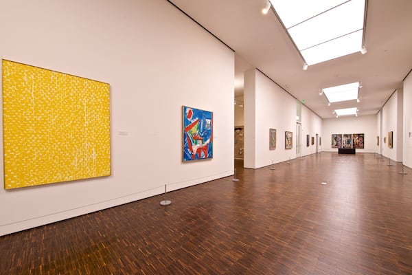 Figge Art Museum ofreciendo vistas interiores y arte