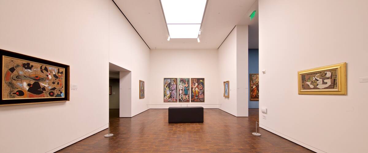 Figge Art Museum welches beinhaltet Innenansichten und Kunst