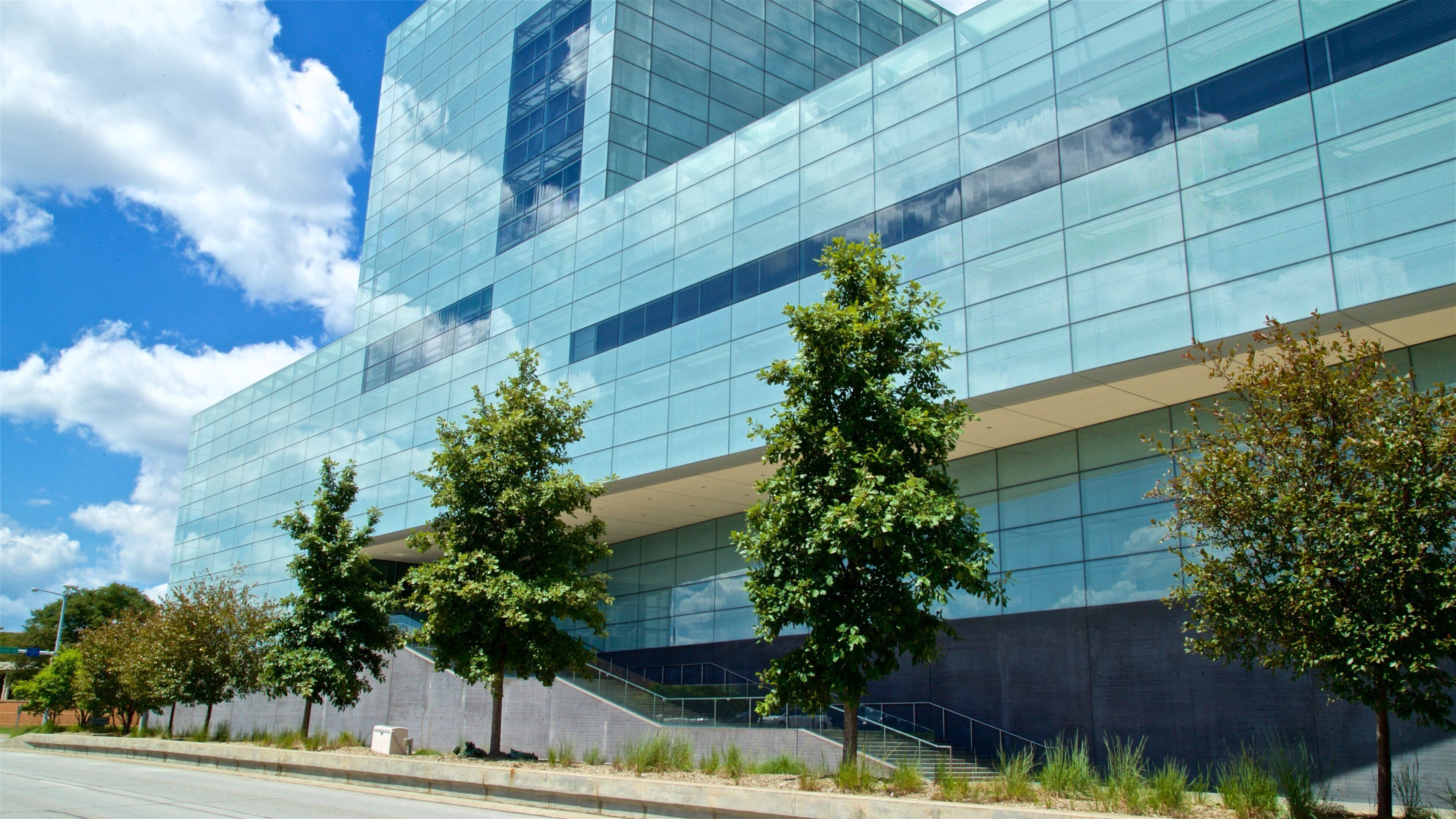 Figge Art Museum which includes modern architecture