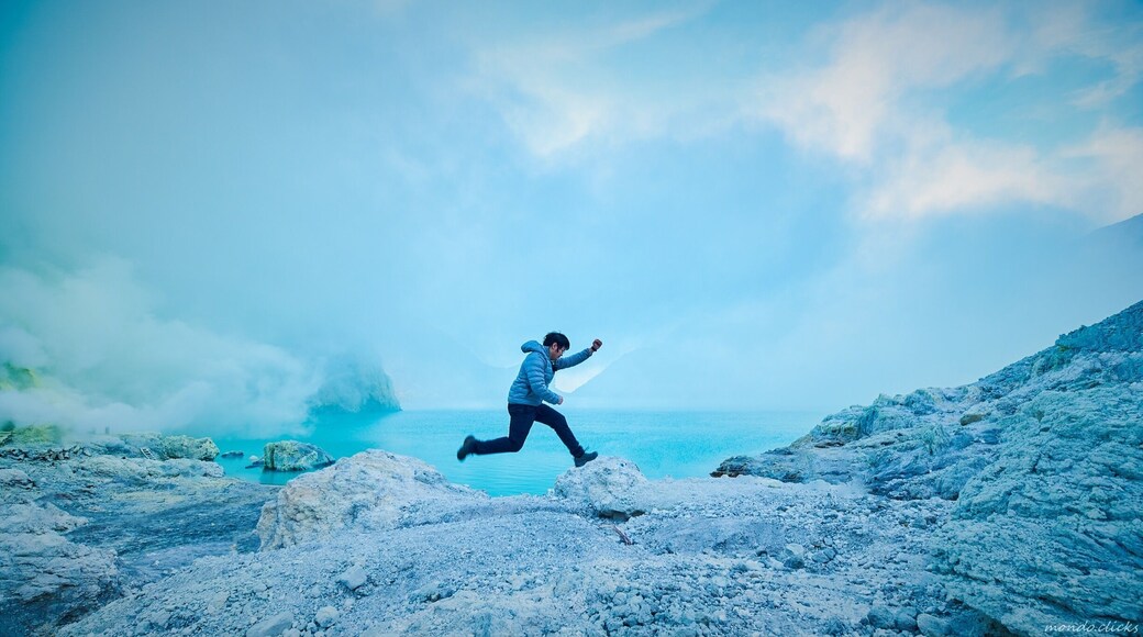 Start to hike at 2am, reached at Ijen crater early morning.
.
Breathtaking scenery and we had fun taking an action shot here with crater as a background
#blue #outdoor #action #greatoutdoors