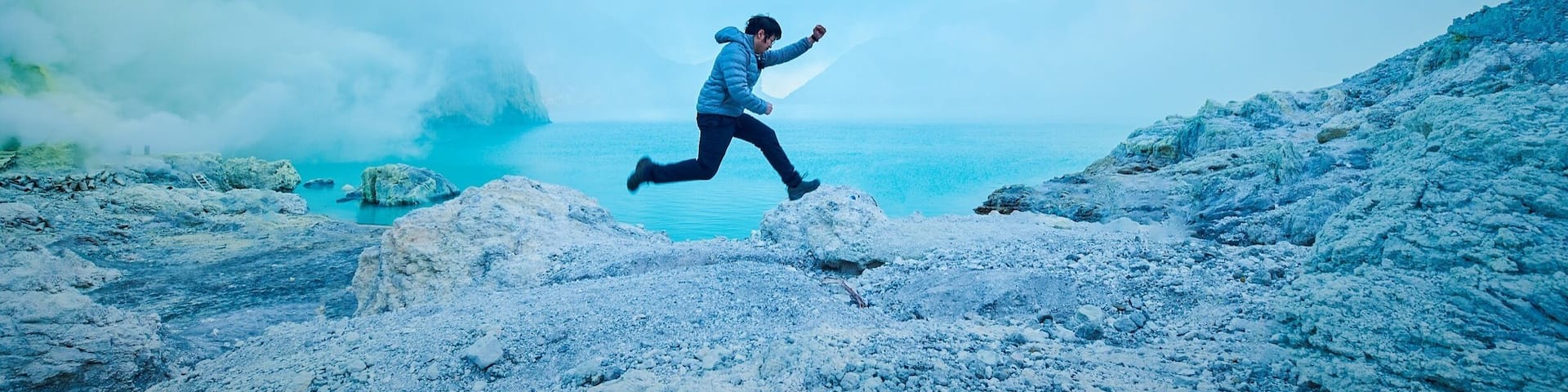Start to hike at 2am, reached at Ijen crater early morning.
.
Breathtaking scenery and we had fun taking an action shot here with crater as a background
#blue #outdoor #action #greatoutdoors