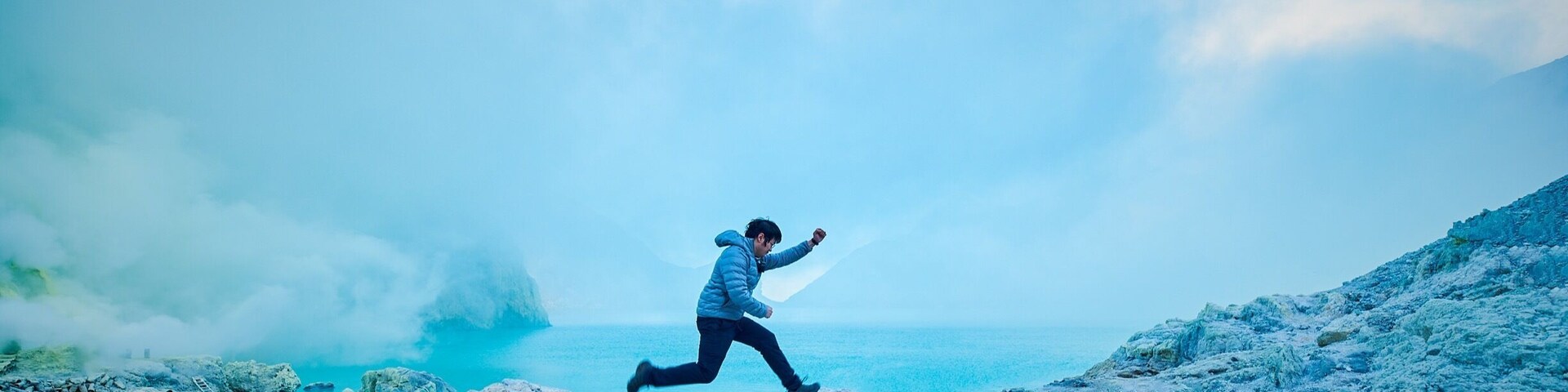 Start to hike at 2am, reached at Ijen crater early morning.
.
Breathtaking scenery and we had fun taking an action shot here with crater as a background
#blue #outdoor #action #greatoutdoors