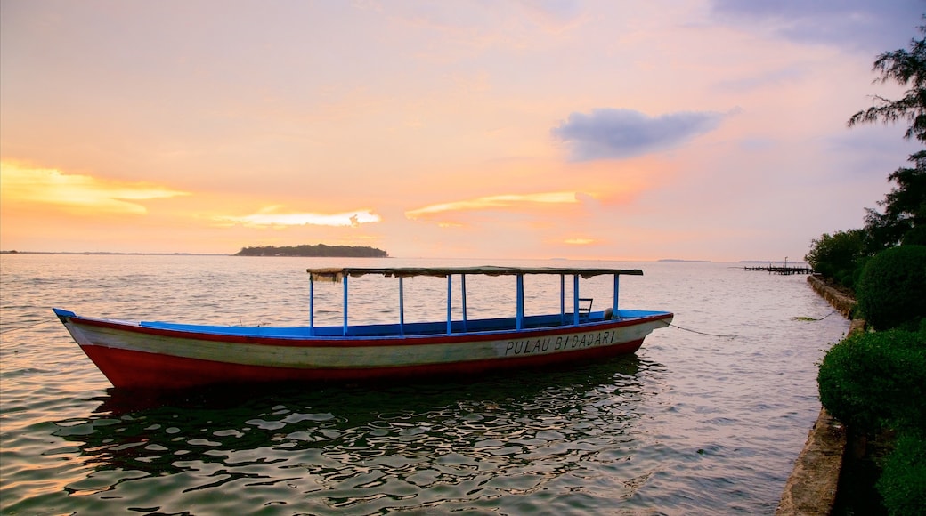 Kepulauan Seribu nasjonalpark som viser kyst og solnedgang
