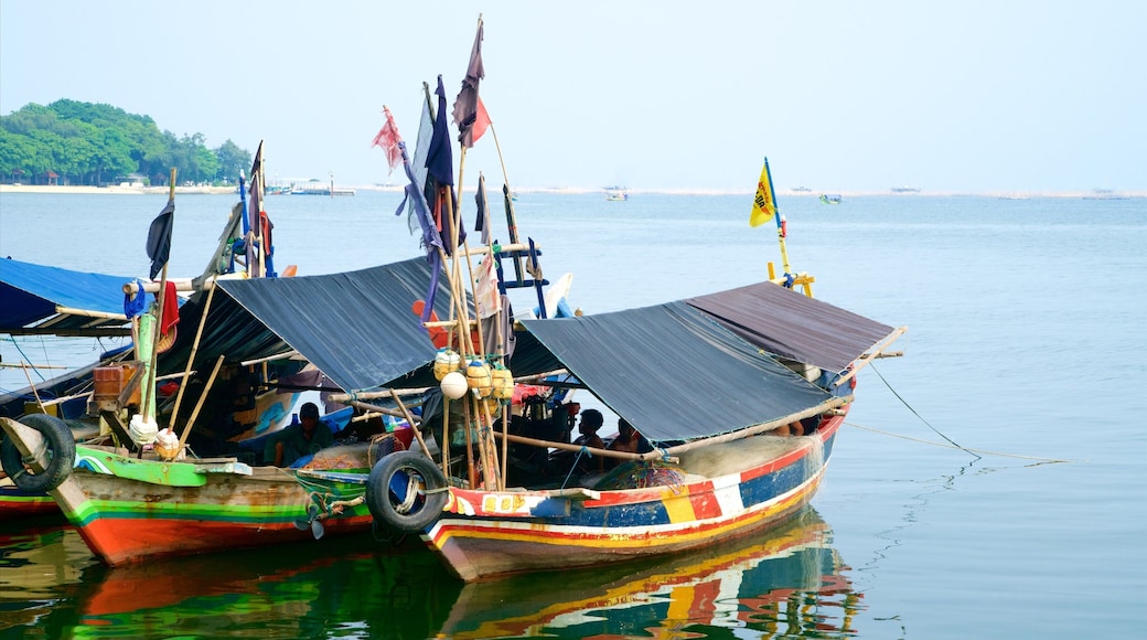 Kepulauan Seribu nasjonalpark som viser båter og kyst