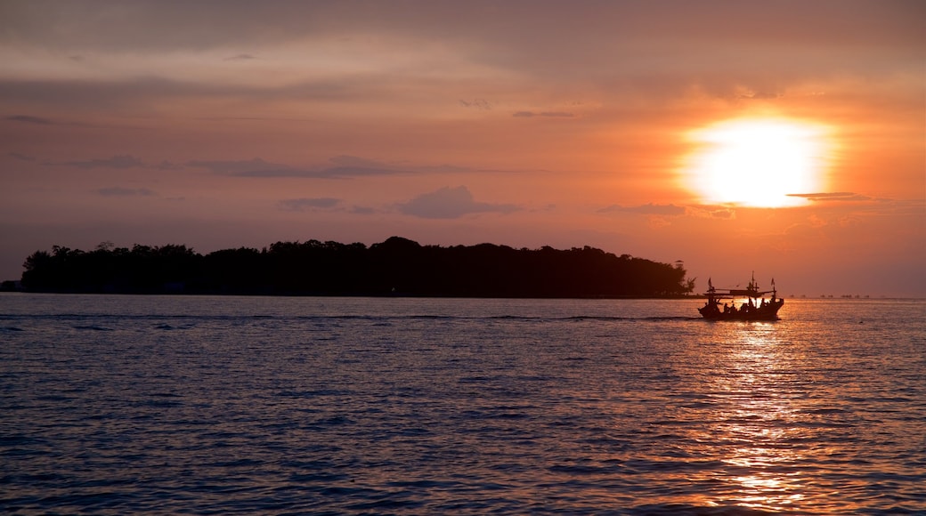 Parque Nacional Kepulauan Seribu, Indonesia mostrando botes, vista general a la costa y un atardecer