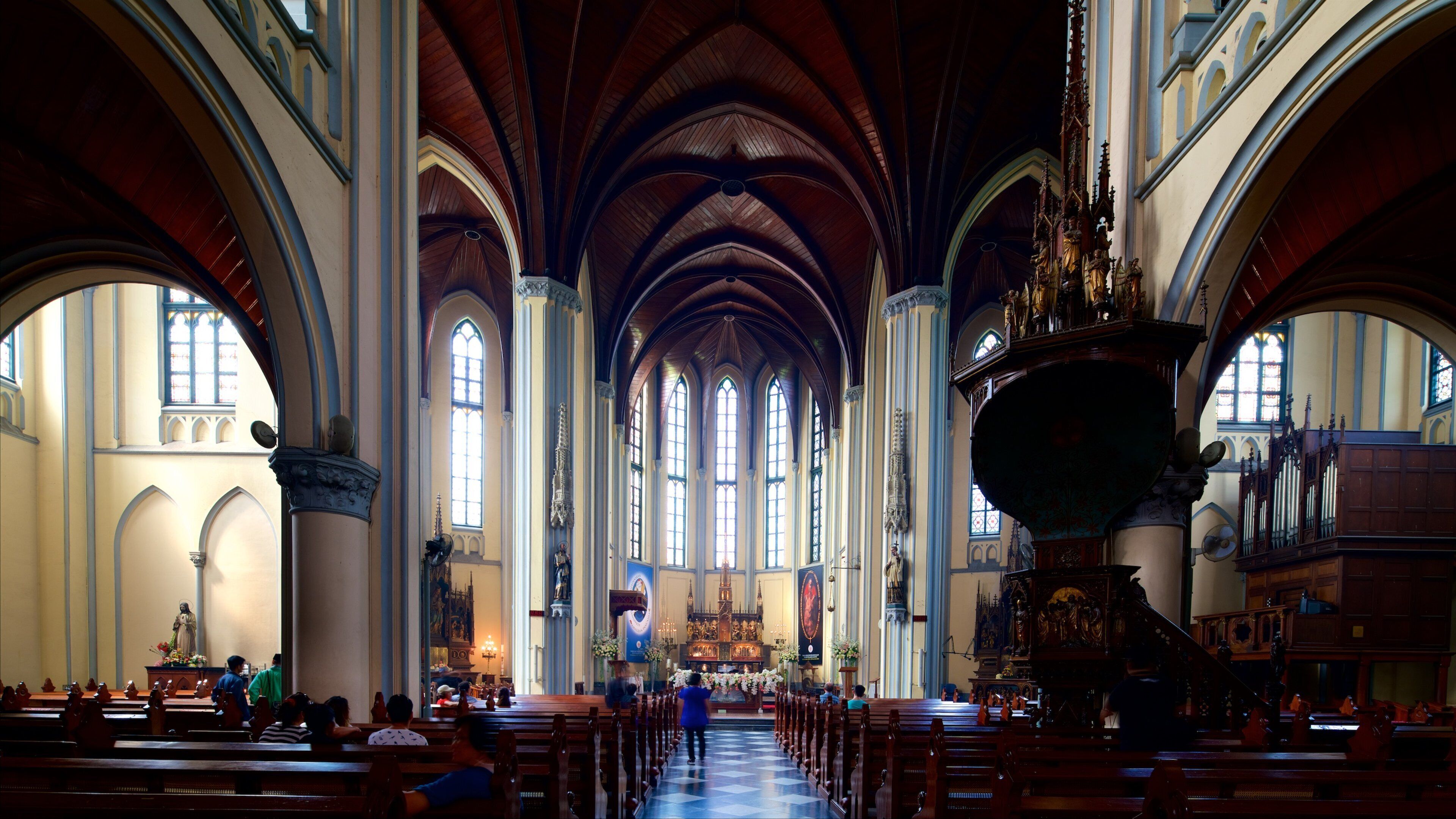 Cattedrale di Giacarta mostrando chiesa o cattedrale, oggetti d\'epoca e vista interna