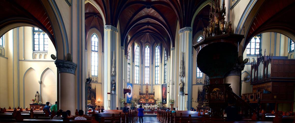 Cattedrale di Giacarta mostrando chiesa o cattedrale, oggetti d\'epoca e vista interna