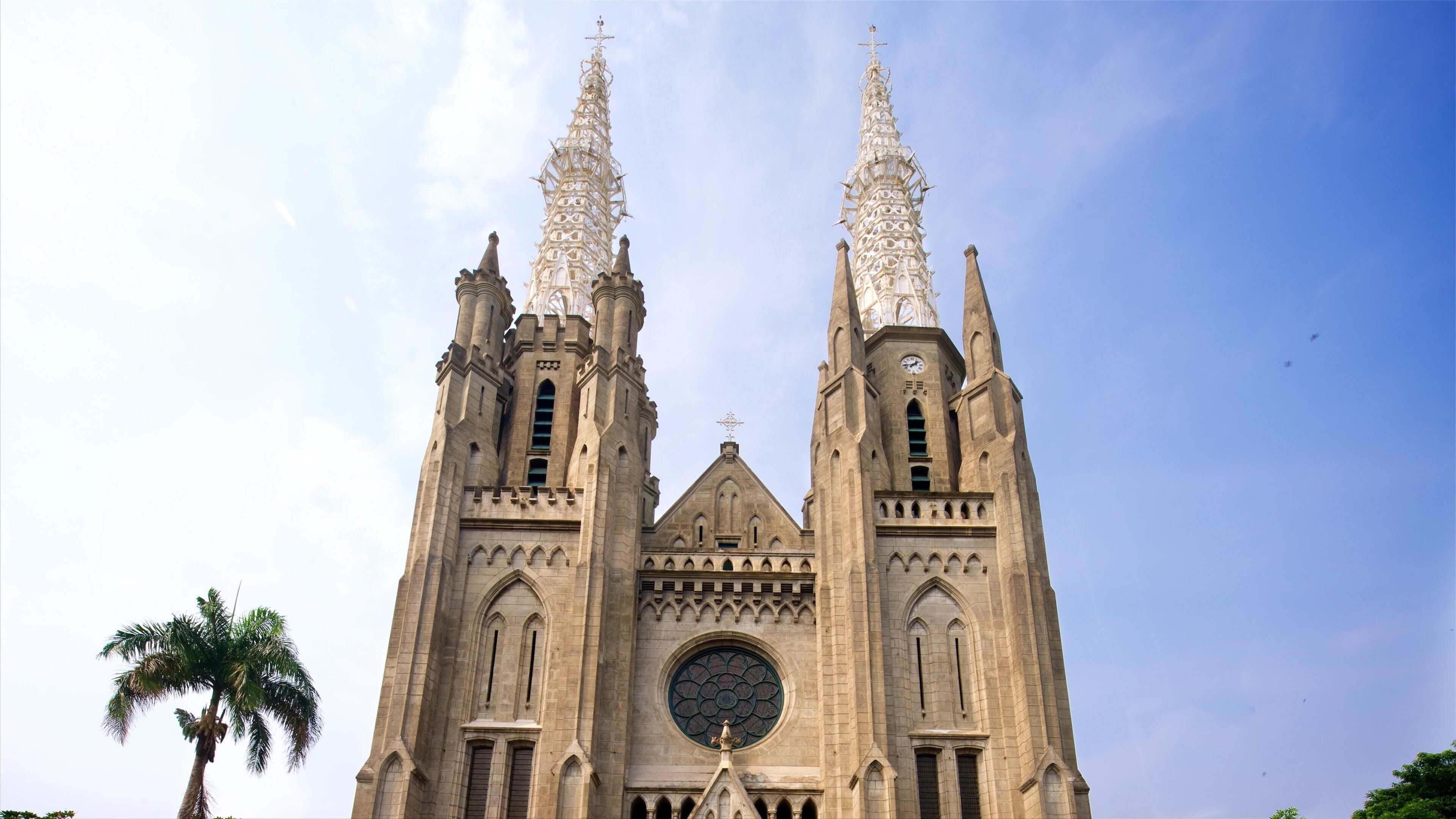 Cattedrale di Giacarta caratteristiche di architettura d\'epoca e chiesa o cattedrale