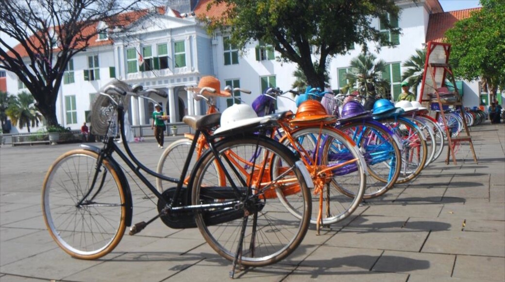 Jakarta History Museum presenterar ett torg och cykling
