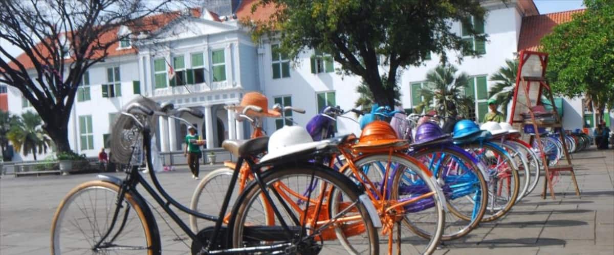 Jakarta History Museum presenterar ett torg och cykling