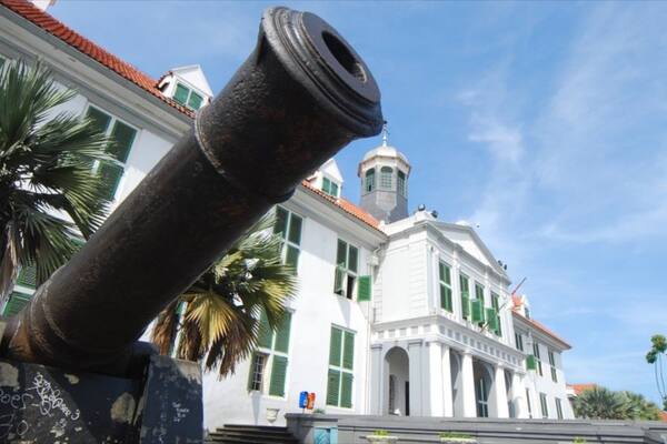 Jakarta History Museum showing a city and military items