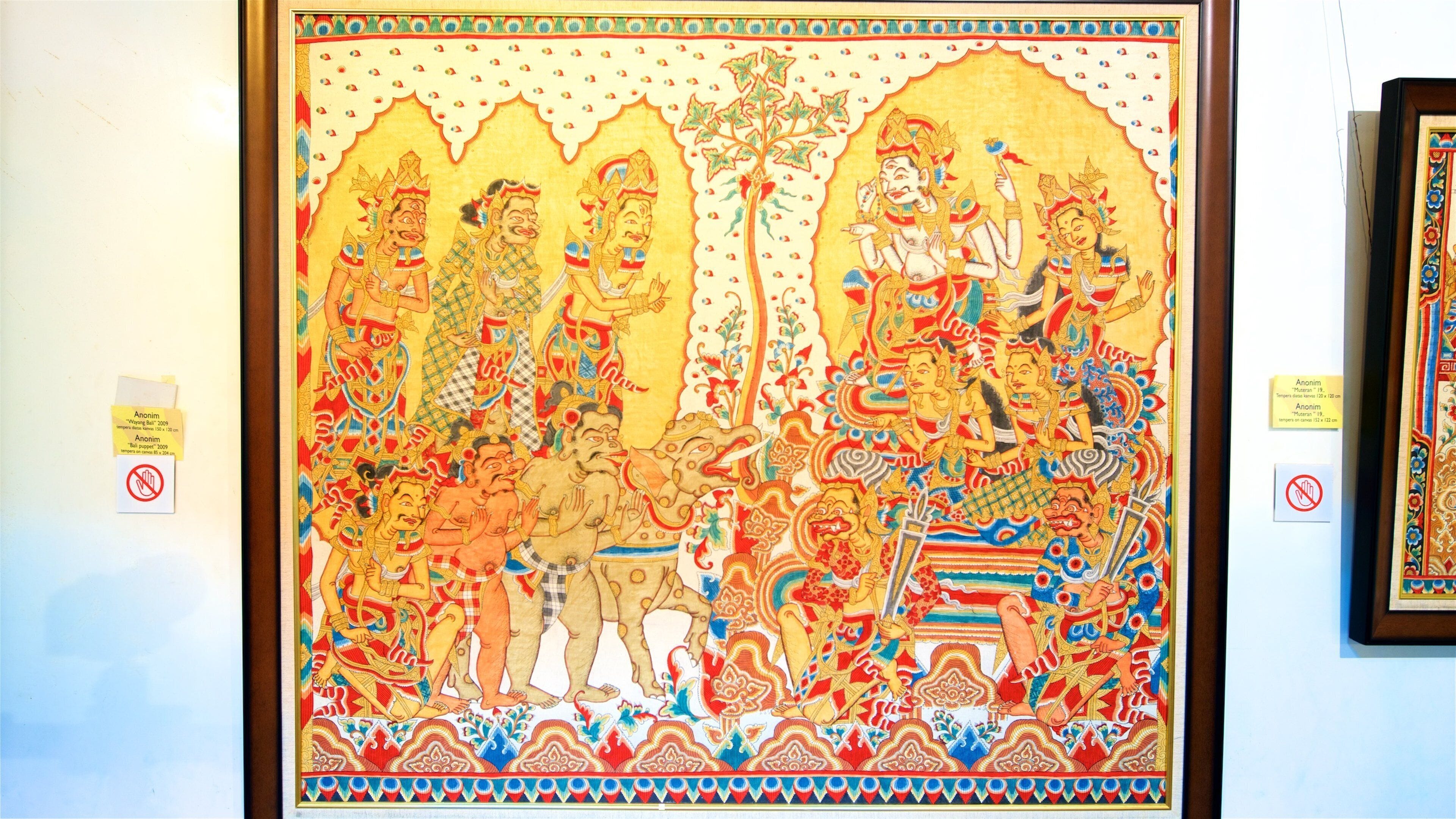 Kunst- og keramikkmuseum som viser kunst og innendørs