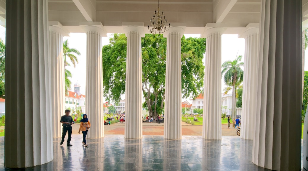Museu de Belas Artes e CerĂąmica que inclui elementos de patrimĂŽnio e vistas internas assim como um casal