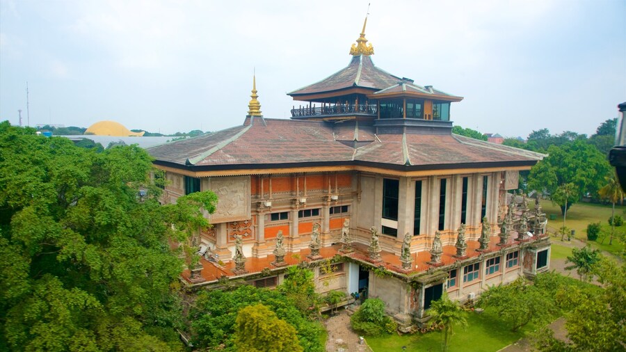 Taman Mini Indonesia Indah mostrando arquitetura de patrimônio