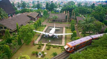 Taman Mini Indonesia Indah que incluye artículos de ferrocarril y vistas de paisajes