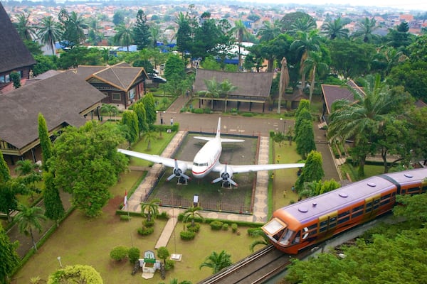 Taman Mini Indonesia Indah mit einem Landschaften, Eisenbahnbetrieb und Flugzeug