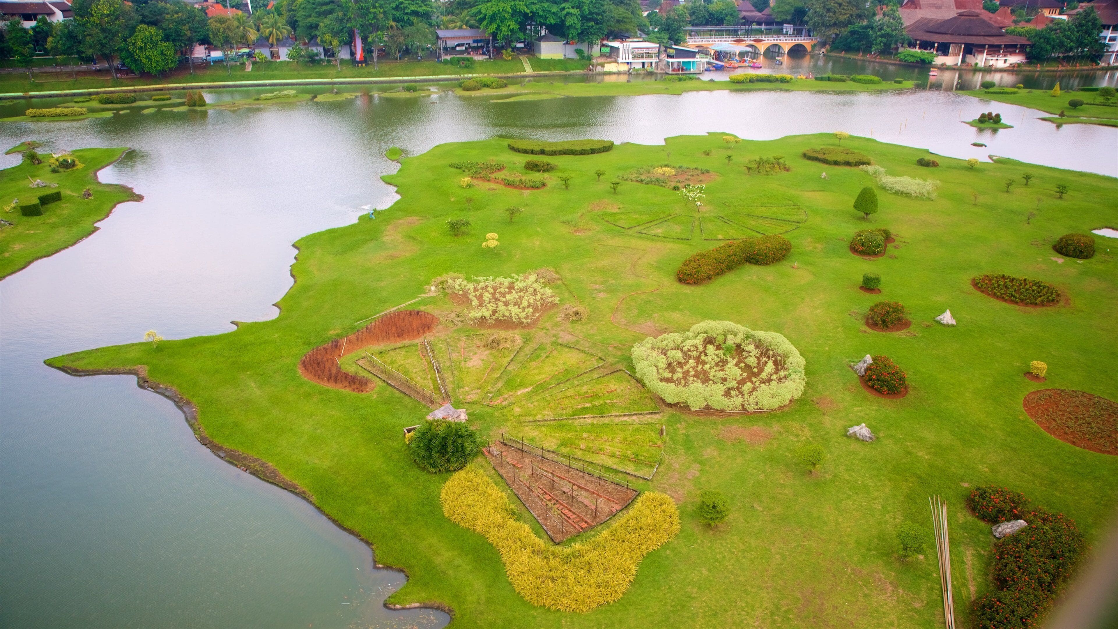 Công viên Văn hóa Taman Mini Indonesia Indah cho thấy khu vườn và hồ nước
