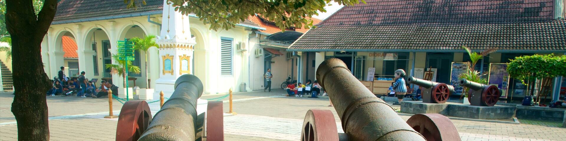 Fort Vredeburg Museum showing a monument, a square or plaza and military items