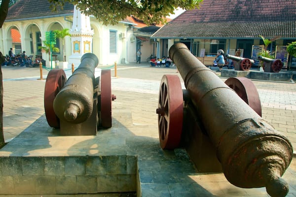 Fort Vredeburg Museum og byder på militærgenstande, et monument og en plads eller et torv