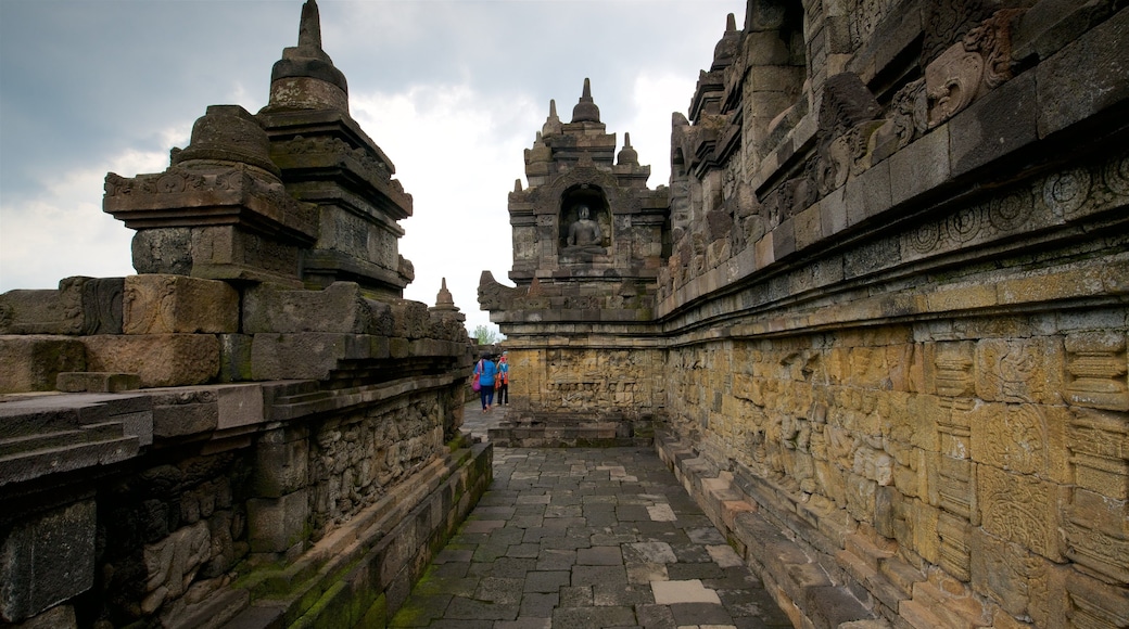 Borobudur que incluye arquitectura patrimonial y elementos patrimoniales