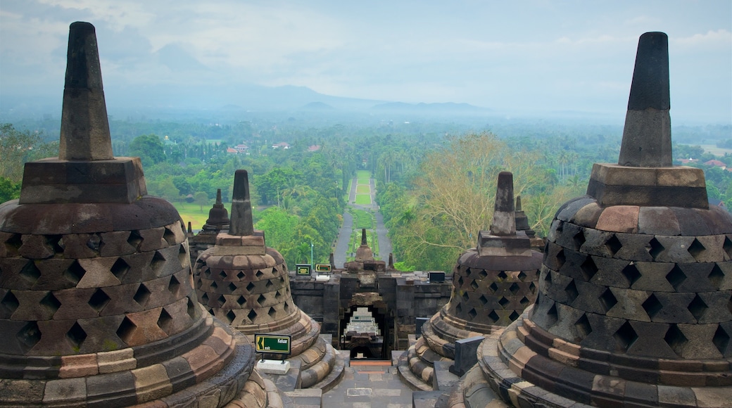 Templo de Borobudur caracterizando paisagem, elementos de patrimĂŽnio e cenas tranquilas
