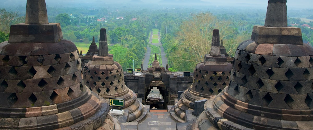 Borobudur qui includes brume ou brouillard, patrimoine historique et panoramas