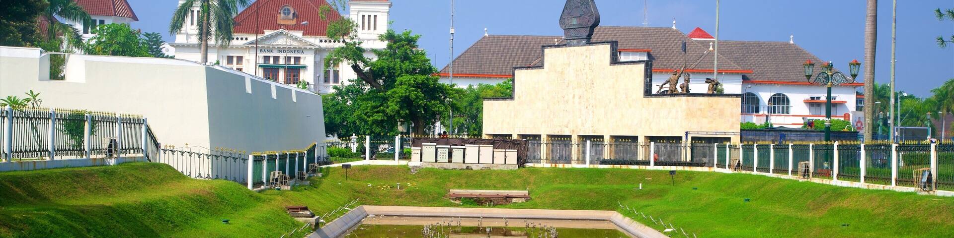 Complesso di Kraton che include parco e lago o sorgente d\'acqua