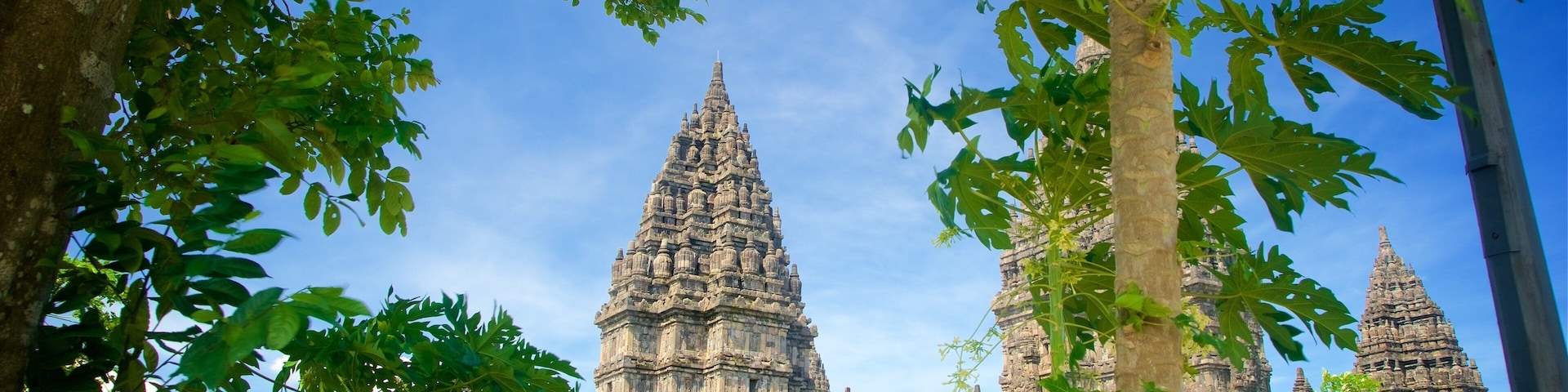 Templo de Prambanan caracterizando ruĂnas de edifĂcio e arquitetura de patrimĂŽnio
