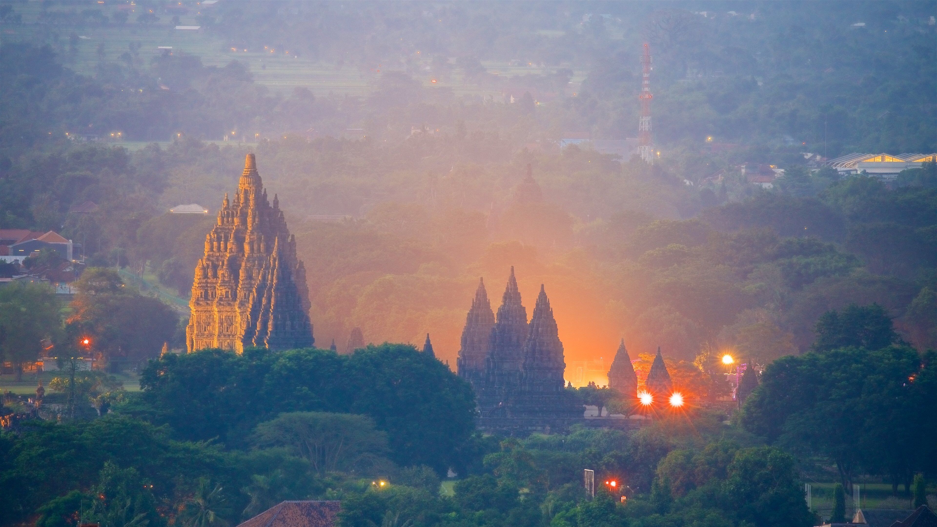 Tempel von Prambanan das einen Landschaften, historische Architektur und Nebel