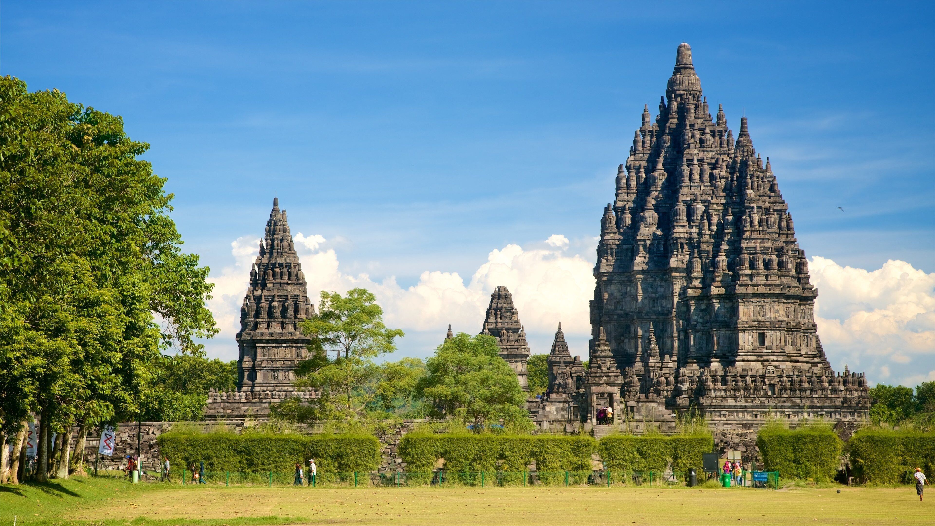 Tempel von Prambanan welches beinhaltet historische Architektur und Garten