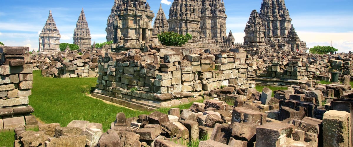 Tempel von Prambanan mit einem Gebäuderuinen und historische Architektur