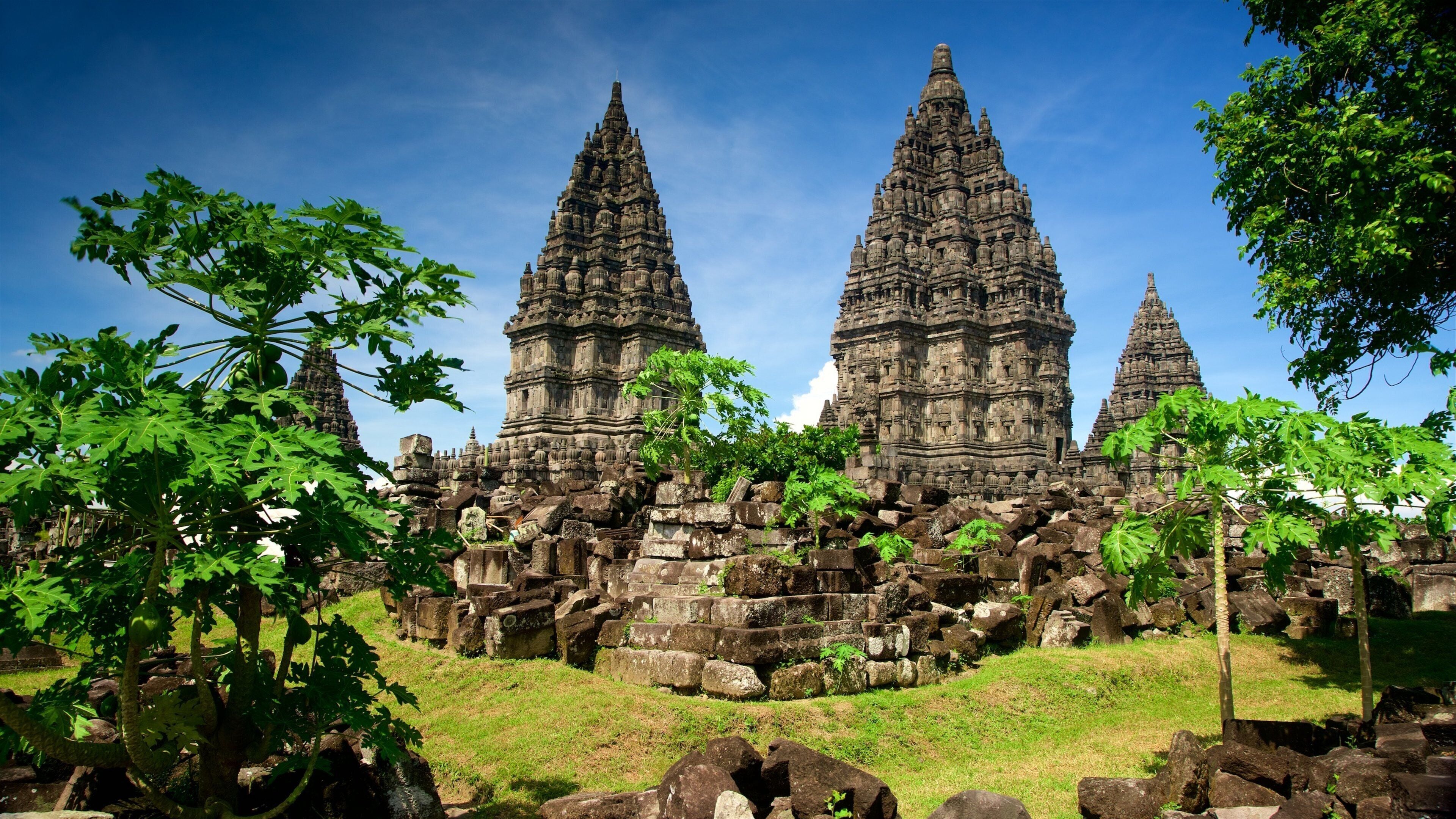 Templo de Prambanan mostrando patrimonio de arquitectura y una ruina