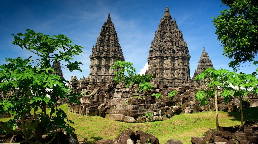 Prambanan tempel som inkluderer bygningsruiner og historisk arkitektur