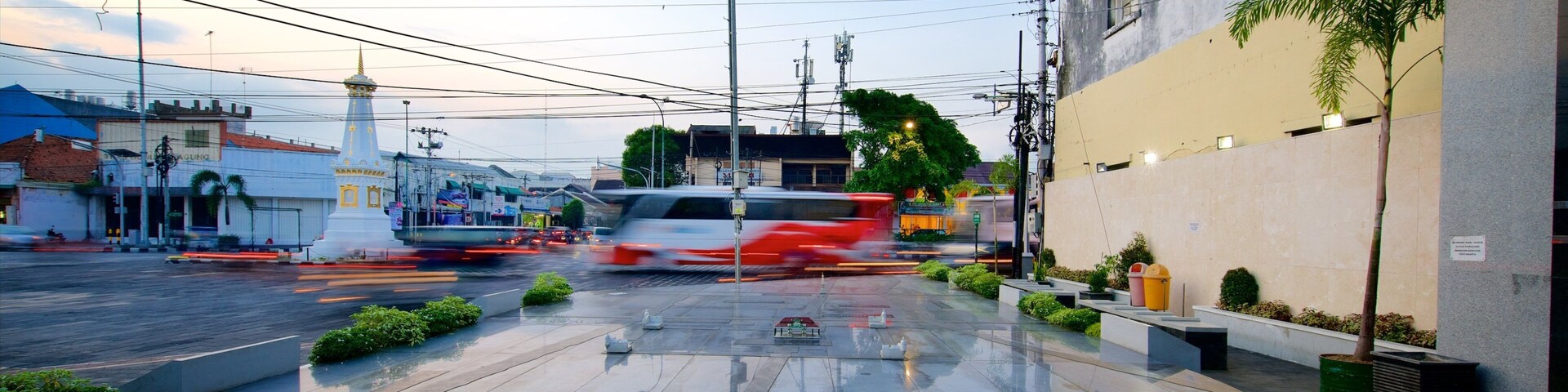 Yogyakarta que incluye un atardecer