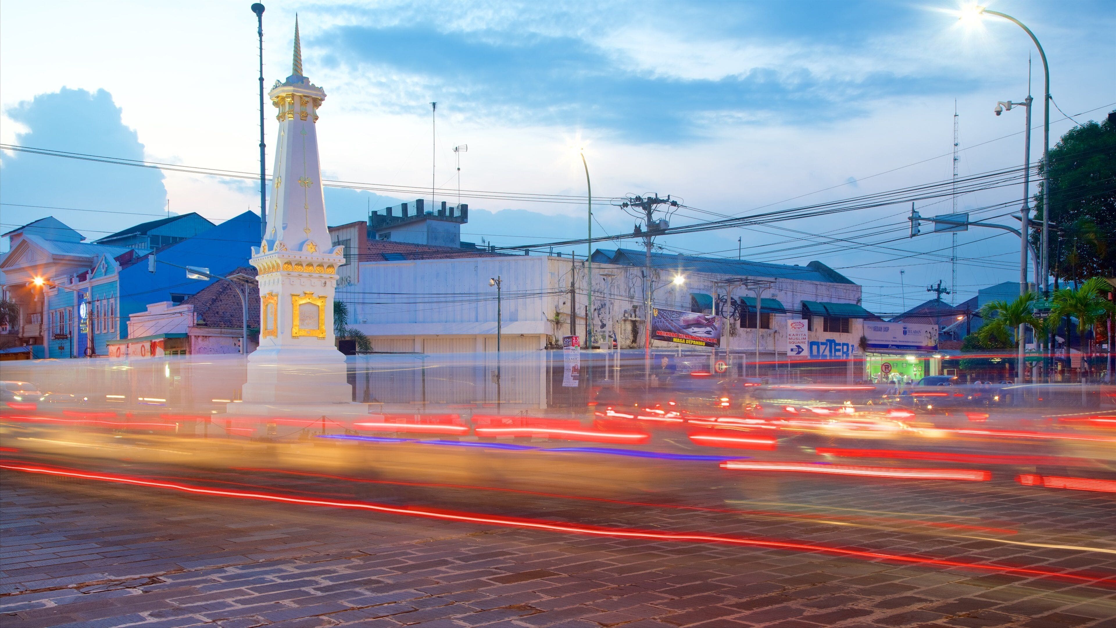 Tugu Yogyakarta showing a sunset