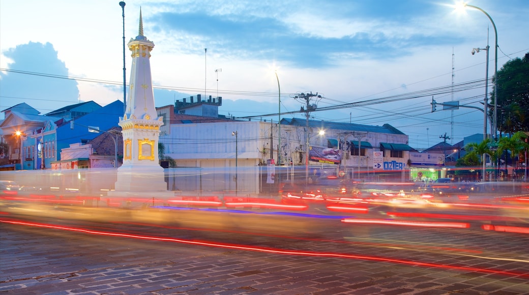 Tugu Yogyakarta showing a sunset