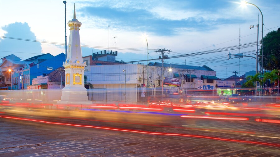 Tugu Yogyakarta showing a sunset