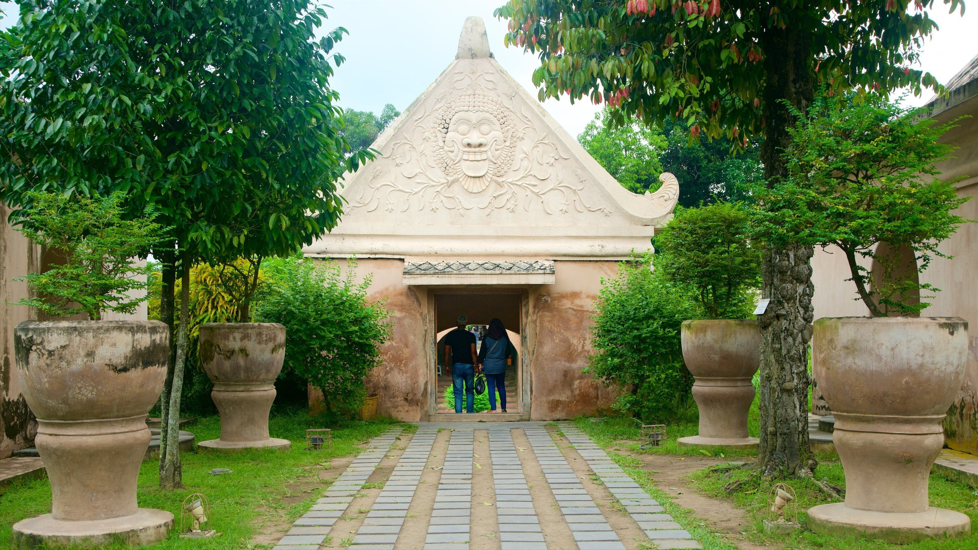 Tamansari mostrando elementos patrimoniales y también una pareja