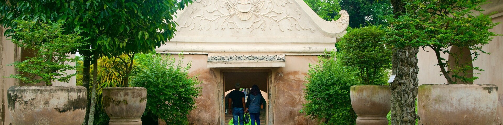 Tamansari mostrando elementos patrimoniales y también una pareja