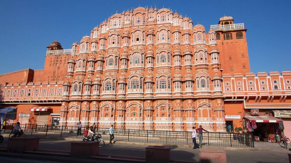 Hawa Mahal mostrando cenas de rua, arquitetura de patrimônio e uma cidade
